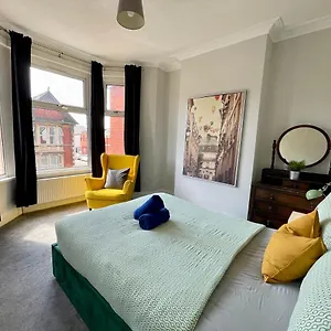 Apartment Edwardian Centre House For Big Groups, Offroad Parking & Hot Tub!, Cardiff