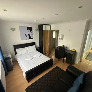 Homestay 3 Luxury En-suite Bedrooms, Cardiff