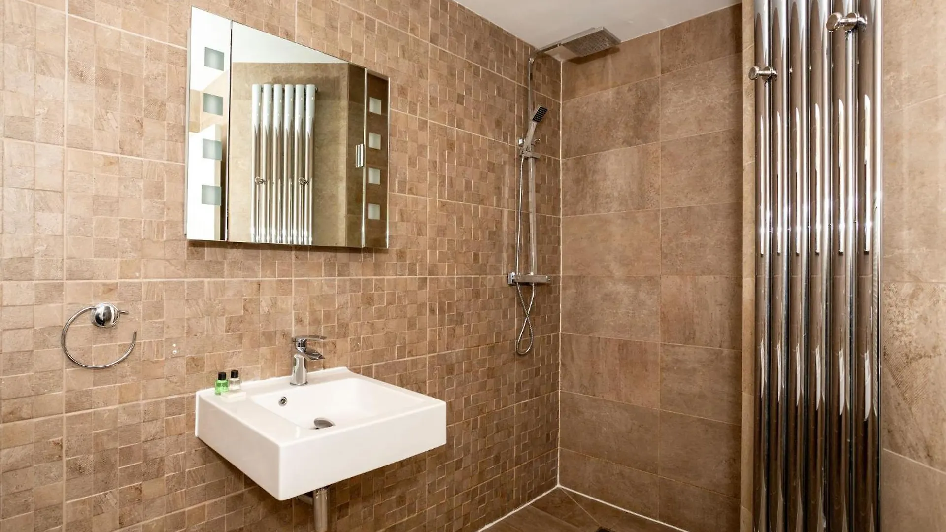 Coffico Hotel كارديف 5*,